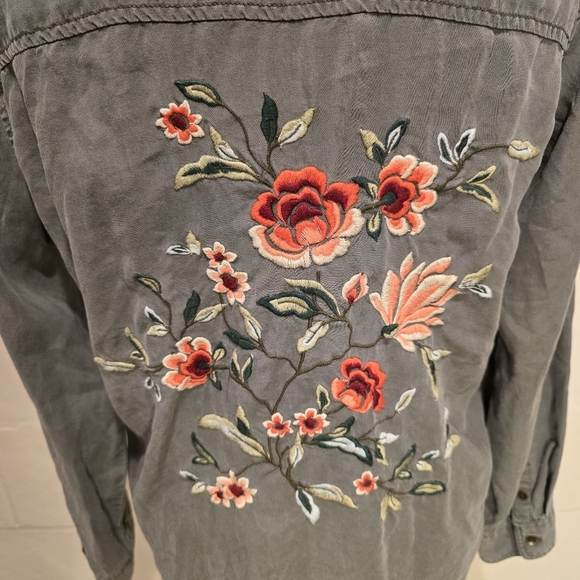 AMERICAN EAGLE Women's Oversized Button-Down Embroidered Back Olive Shirt Size S - Picture 8 of 13